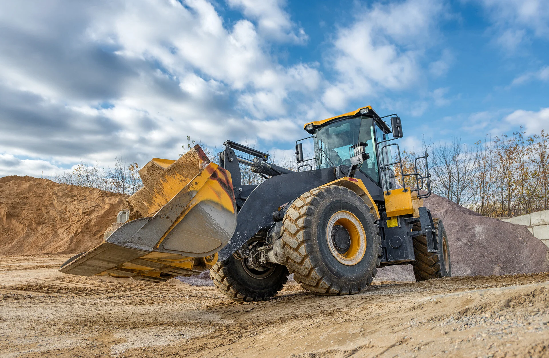 Bagger konditioniert mineralische Abfälle auf dem Betriebsgelände.