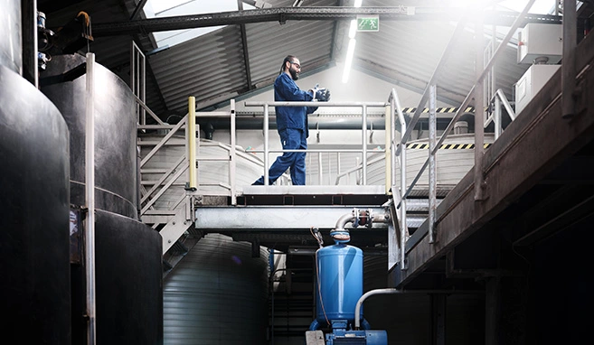 Mitarbeiter arbeitet in der CP-Anlage von REMONDIS Industrie Service in Uetze.