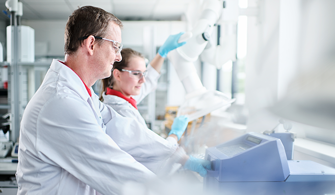 Zwei Mitarbeitende analysieren Abfallproben im Labor